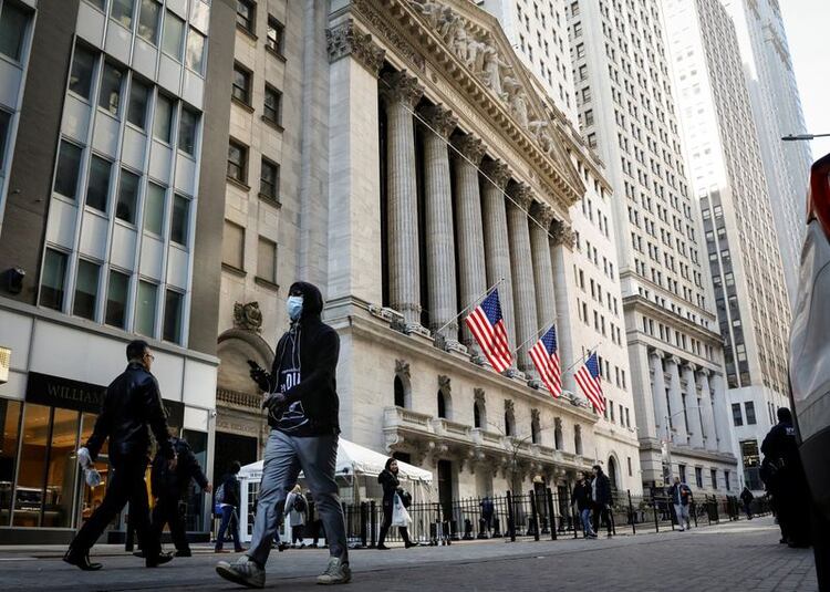 FOTO DE ARCHIVO: Un hombre lleva una máscara mientras camina cerca de la Bolsa de Valores de Nueva York (NYSE) en el distrito financiero de la ciudad de Nueva York, EEUU, 2 de marzo de 2020. REUTERS/Brendan McDermid