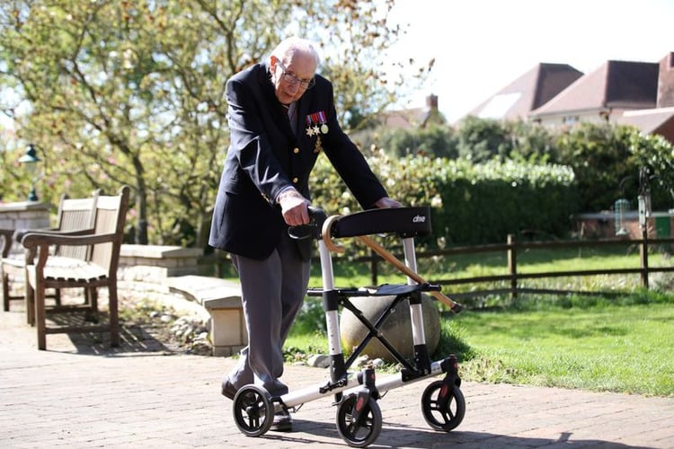 El capitán retirado del Ejército Británico Tom Moore, de 99 años, caminando para captar fondos para los trabajadores sanitarios, con el objetivo de dar 100 vueltas a su jardín antes de su 100 cumpleaños este mes (REuters)
