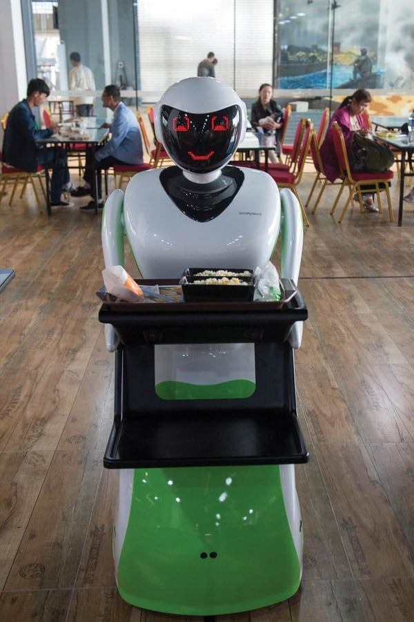 Ya existen robots dedicados a atender establecimientos gastronómicos en varios países de Oriente. Foto: AFP.