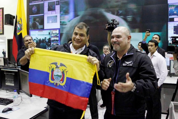 Rafael Correa y Ronnie Nader durante el lanzamiento del Pegaso.