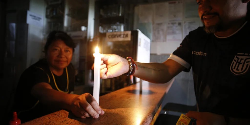 Crisis energética en Ecuador: mientras se registran cortes de 13 horas, el Gobierno denunció un boicot al principal embalse del país