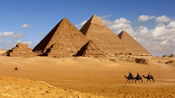 El Departamento señaló en un comunicado que ya se conocía la existencia de “numerosos huecos” dentro de las tres pirámides de Guiza, por lo que no se podía hablar de hallazgo o descubrimiento (Getty)