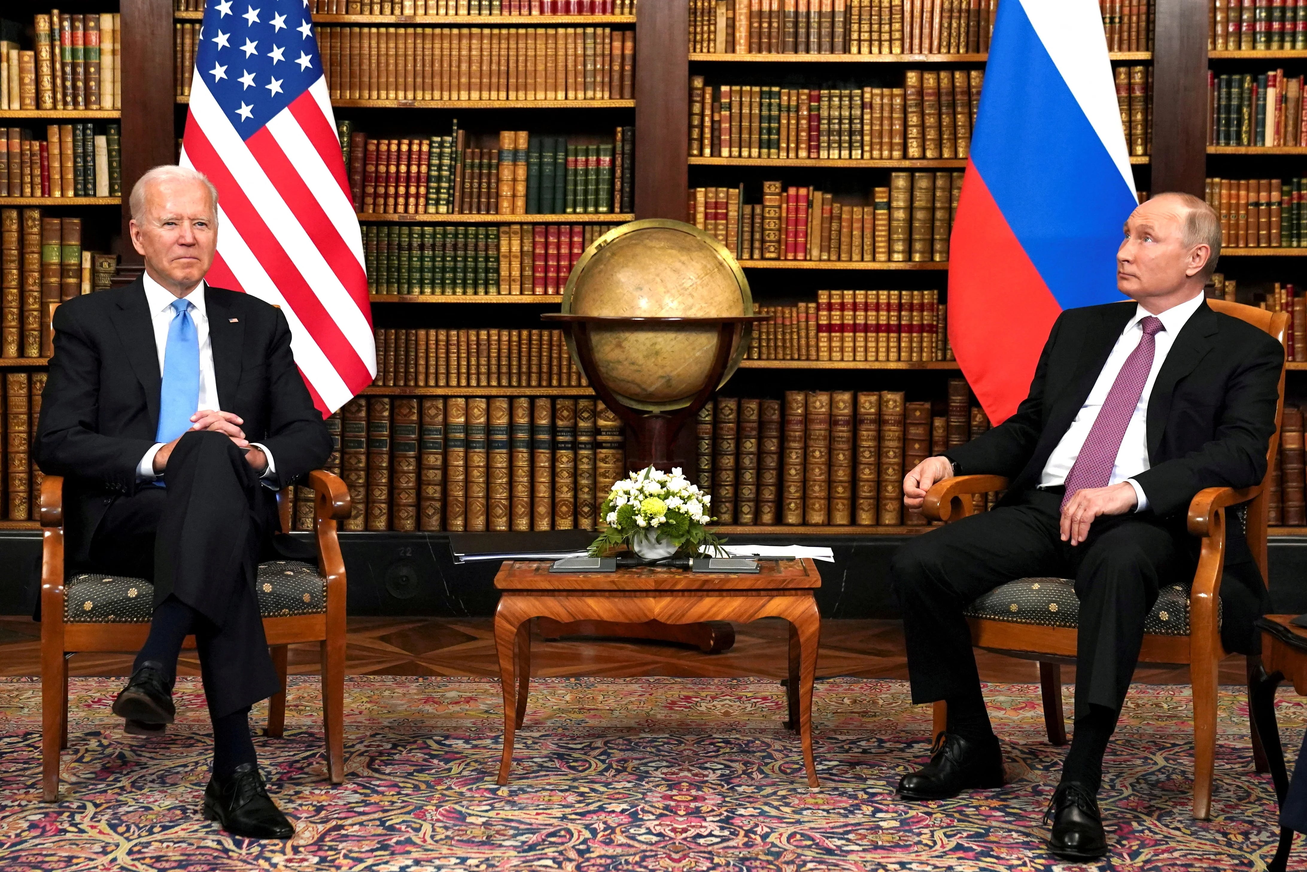 El presidente de Estados Unidos, Joe Biden, y el presidente de Rusia, Vladímir Putin, durante su reunión en Villa La Grange, en Ginebra (Suiza), el 16 de junio de 2021 (REUTERS/Denis Balibouse)