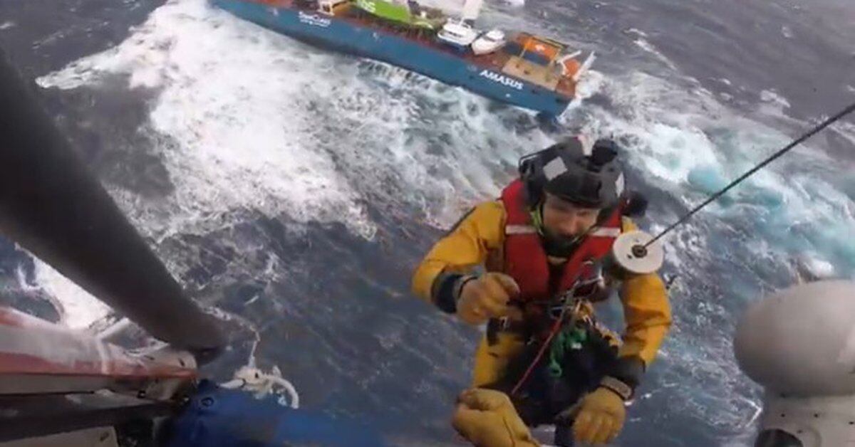 Asi fue el impactante rescate aéreo de una tripulación azotada por olas de 15 metro en altamar