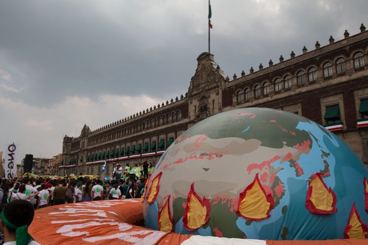 Miles de personas se manifestaron en la capital para exigir el combate al cambio climático (Foto: Cuartoscuro)