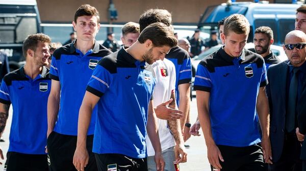 Futbolistas del Genoa y la Sampdoria estuvieron presentes en el funeral (AP)