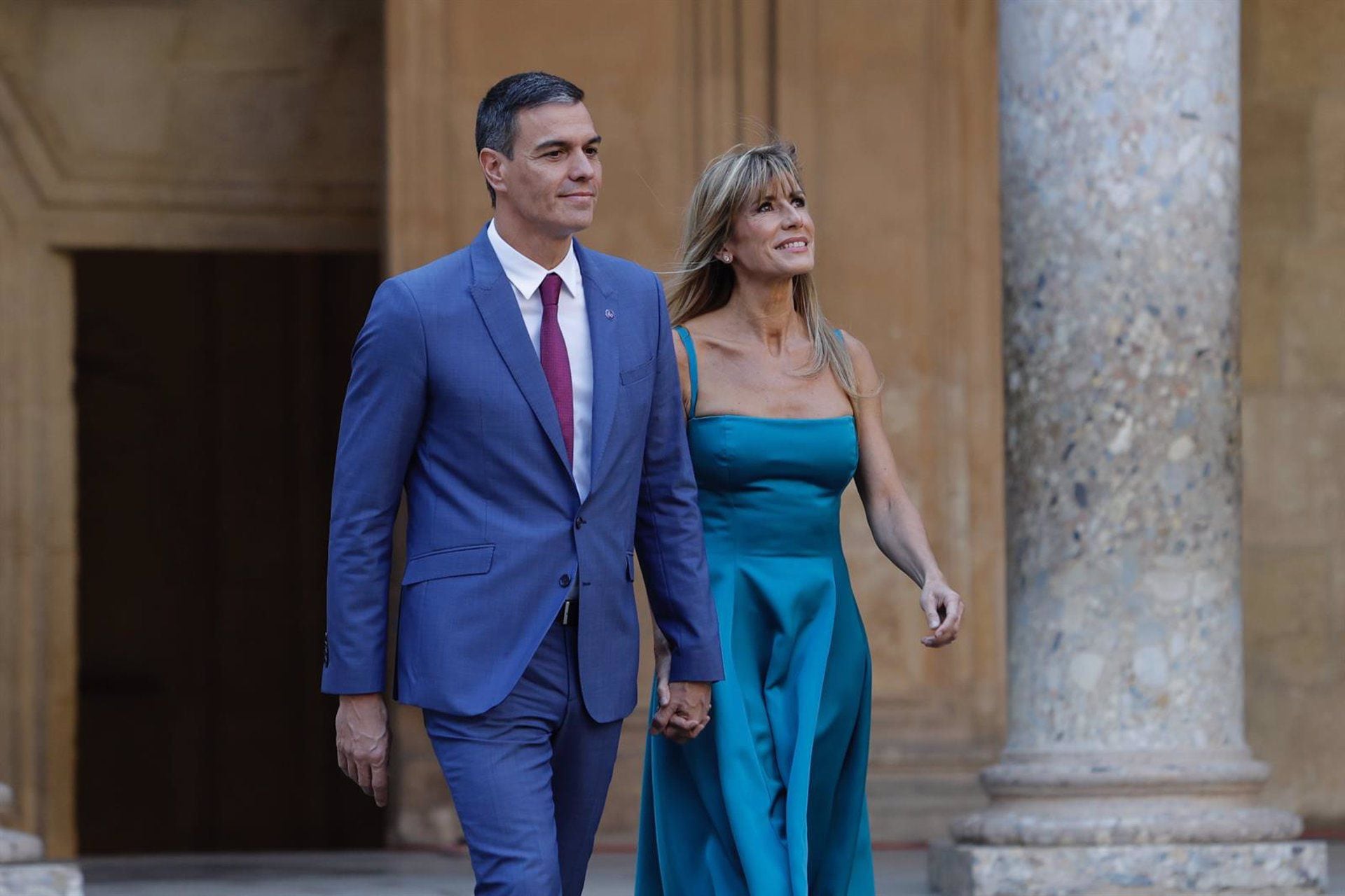 El presidente del Gobierno, Pedro Sánchez, junto a su mujer, Begoña Gómez, a su llegada al Palacio de Carlos V. (Álex Cámara/Europa Press)
