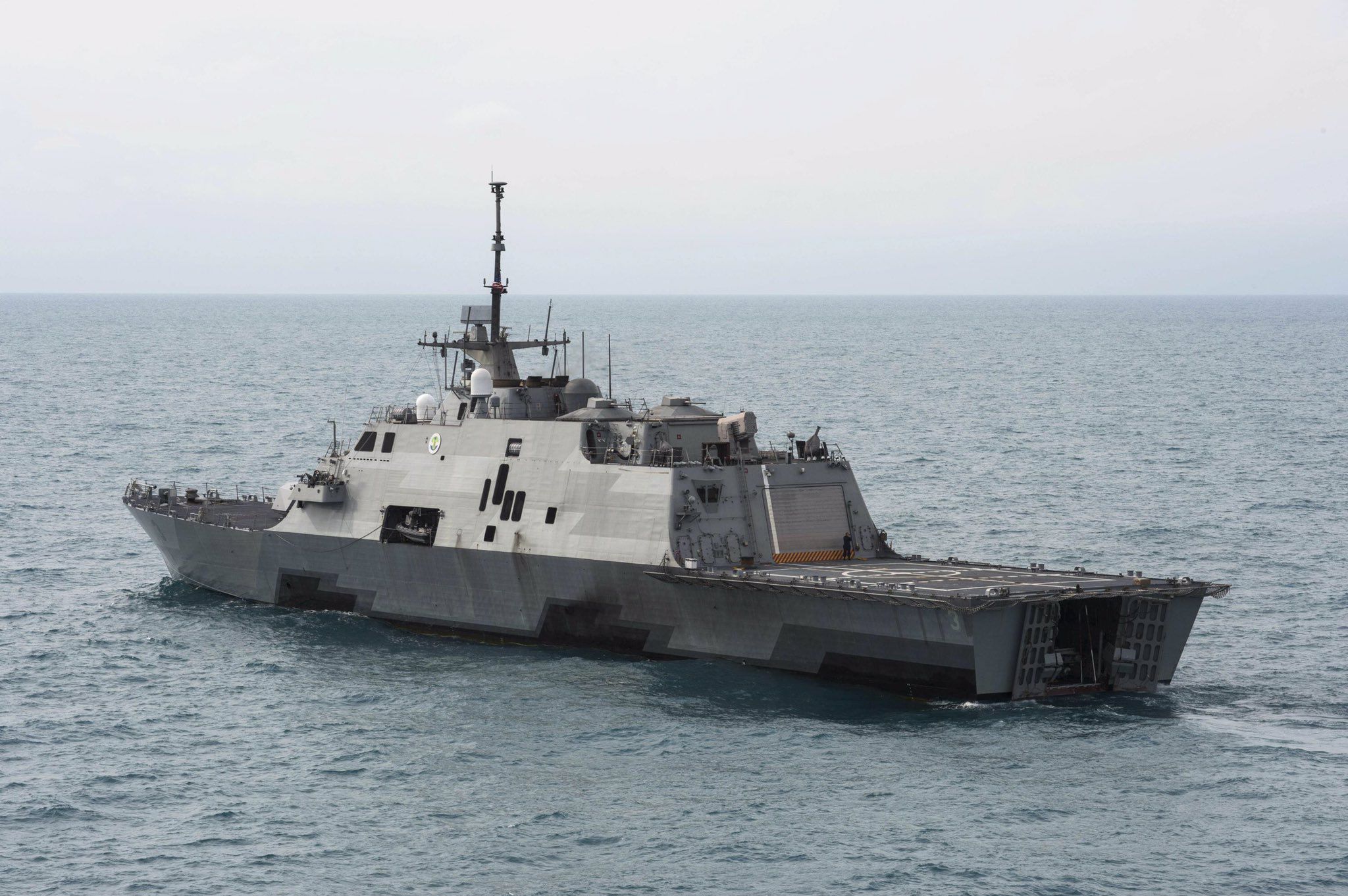 El USS Detroit, un buque de combate literal que la Marina de Estados Unidos ya ha desplegado frente a las costas venezolanas