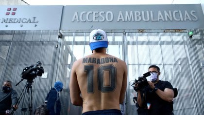 Un fanático de Maradona en alerta por su salud: fue operado y fue ingresado en la clínica de Olivos catorce días antes de su muerte (Reuters)