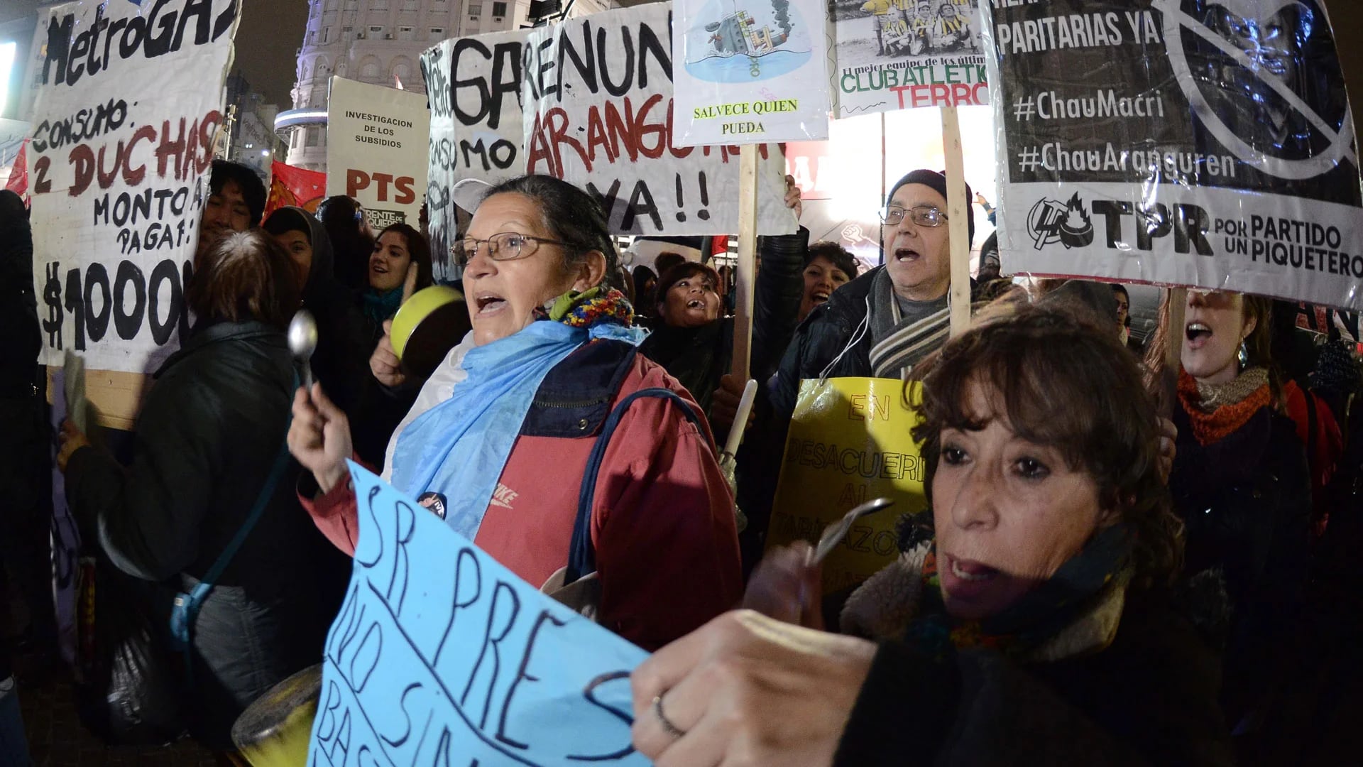 Las críticas al ministro de Energía y Minería, Juan José Aranguren se hicieron sentir en los carteles de los manifestantes (DyN)