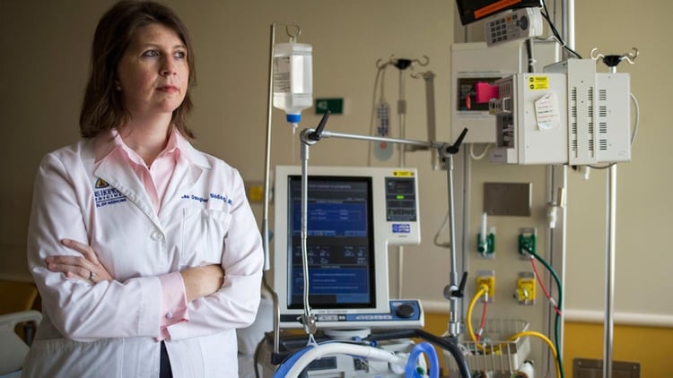 Dr. Lee Daugherty Biddison en el hospital Johns Hopkins, ayudó a crear un plan de racionamiento en caso de crisis (foto: Al Drago/The New York Times) 