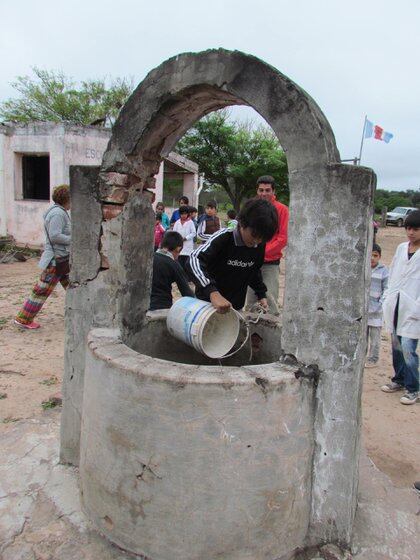 Por falta de agua, en muchas escuelas del norte del país los chicos se abastecen de un aljibe (Proyecto Agua Segura)