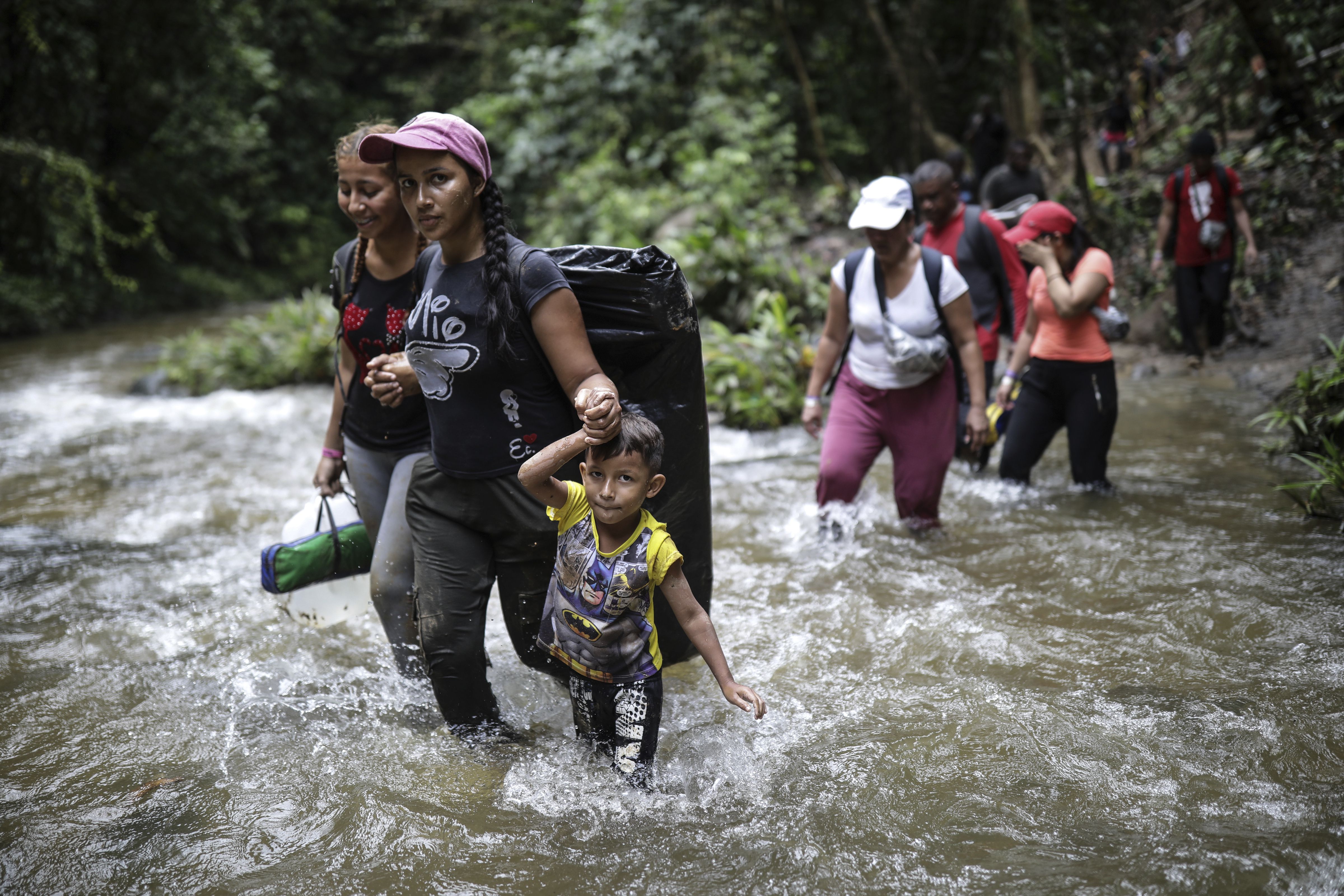 Cada vez más grupos familiares con niños cruzan por la Selva del Darien. (AP Foto/Iván Valencia)