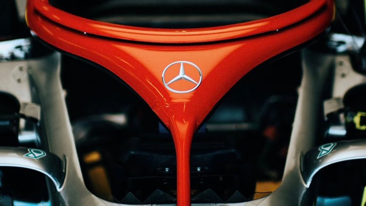 Así saldrán a la pista en Mónaco los McLaren, con una parte del cockpit pintado de rojo, el color insignia de Niki Lauda (@McLaren)