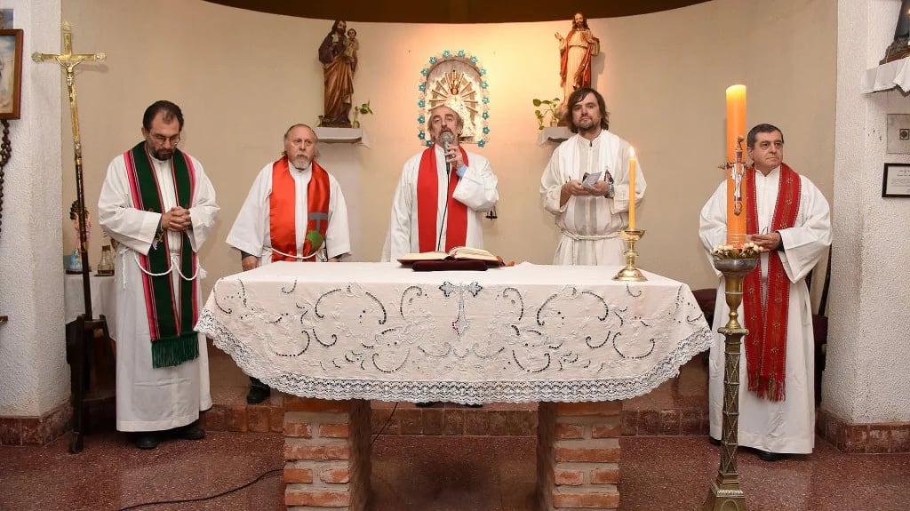 Misa por la Solemnidad de San Pedro y San Pablo, concelebrada por los curas de la Pastoral villera (foto: Nicolás Stulberg)