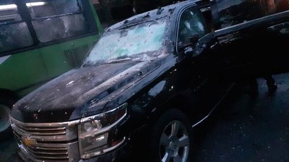 El parabrisas deshecho, el motor agujereado y las ventanas laterales baleadas, así quedó la camioneta donde viajaba Omar García Harfuch (Foto: Cortesía)
