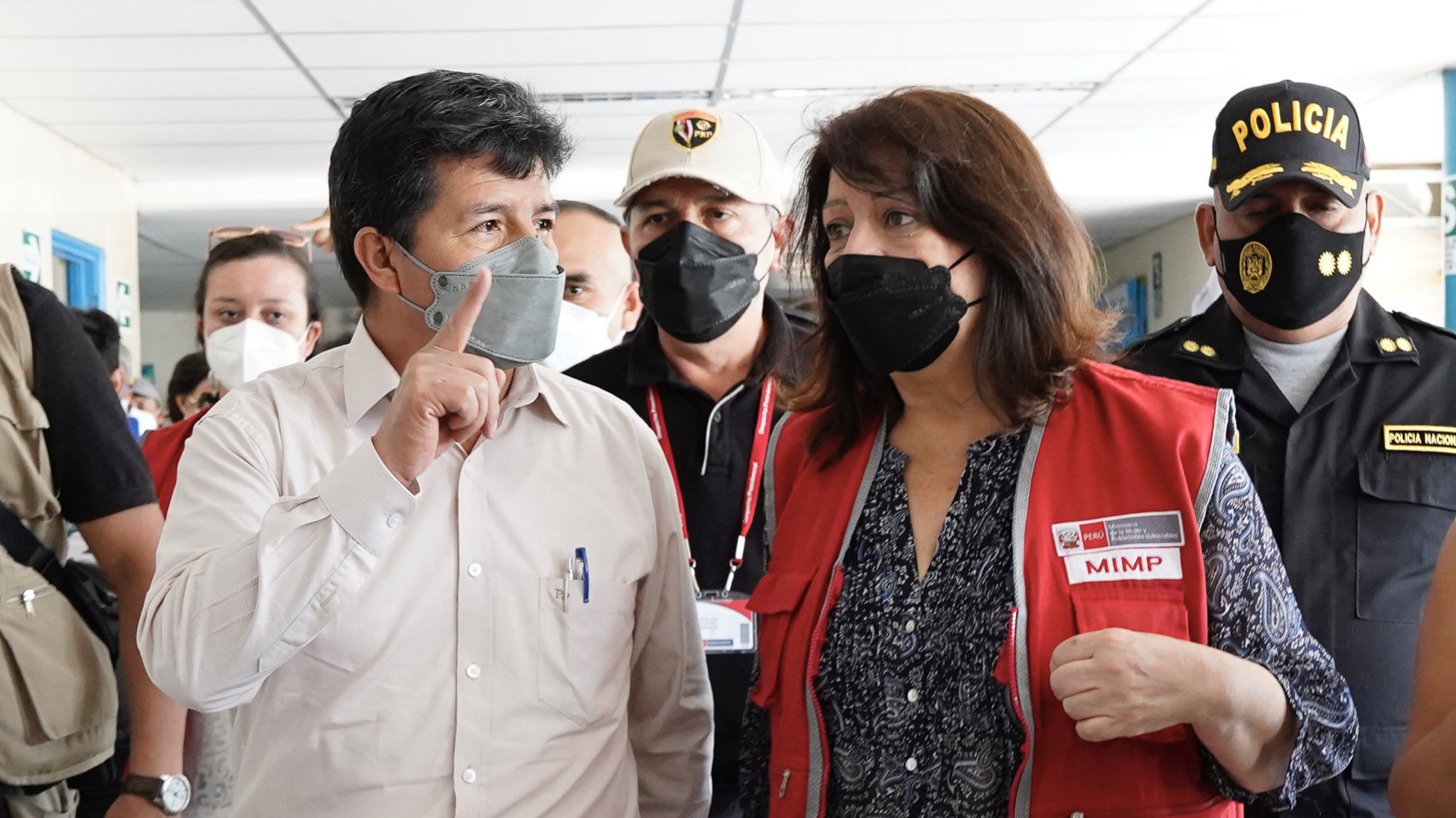 El presidente Pedro Castillo y la ministra de la Mujer, Diana Miloslavich, durante la visita a la menor de 3 años ultrajada por el 'Monstruo de Chiclayo'. Foto: Presidencia