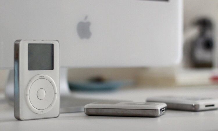 “Con iPod, la experiencia de escuchar música nunca será la misma”, fueron las palabras de Steve Jobs al presentarlo por primera vez. (Foto: Apple)
