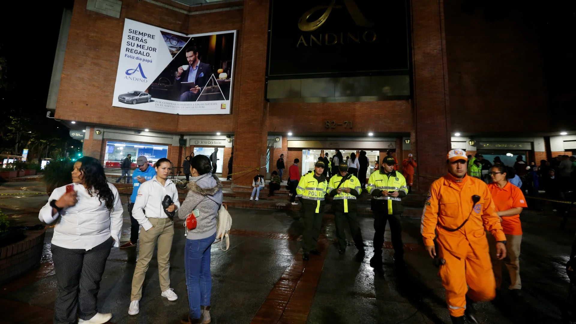 Las autoridades evacuaron el centro comercial ubicado en el norte de Bogotá. (AFP)