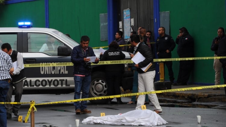 El cuerpo del blanco de la balacera, Sergio, alias El Güero Maseca, quedó en el pavimento a unos metros de la escuela primaria (Foto: Cuartoscuro)