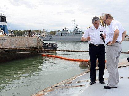 El hoy retirado Contraalmirante Julio Graf junto al ex ministro Puricelli en la jornada siguiente del siniestro del "Santísima Trinidad"