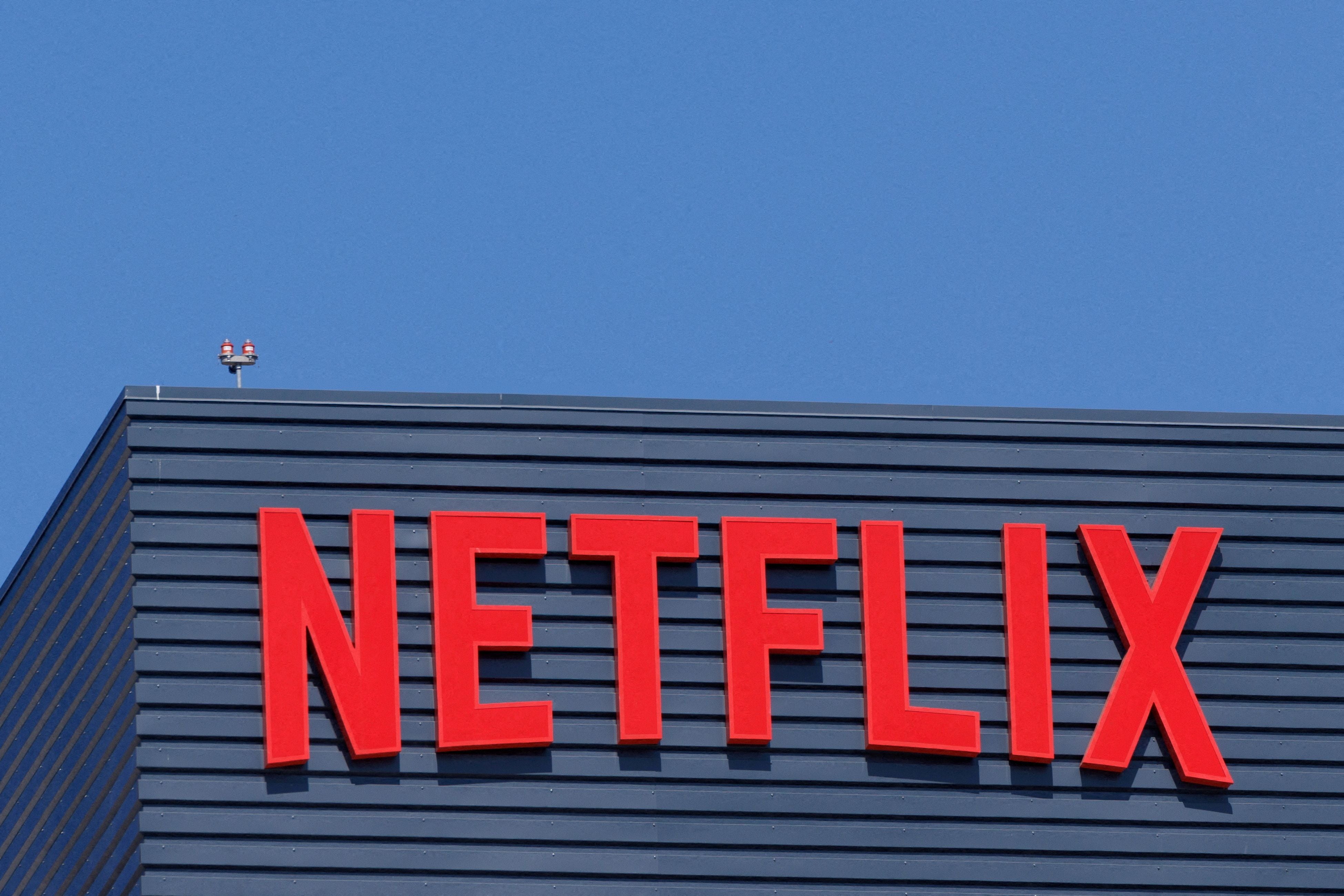 El plan básico de Netflix sale 4.023,39 pesos en Argentina, contando impuestos. REUTERS/Mike Blake/File Photo