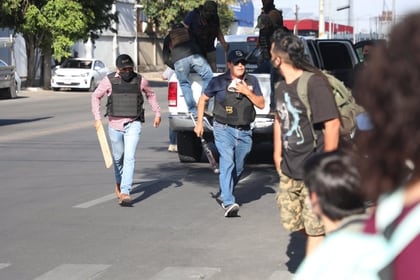 Reportes señalaron que los civiles armados con palos y bates trataban de impedir que los manifestantes se acercaran a las instalaciones de la Fiscalía (Foto: Twitter@MetropolitanoAg)