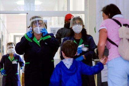 Milan (Italy), 07/09/2020.- Children of a kindergarten arrive during the reopening after the coroanvirus lockdown in a nursery school in Milan, Italy, 07 September 2020. Most of Italy regions' schools reopen on 14 September while the Puglia and Calabria regions have delayed reopening until the 24 September. (Abierto, Italia) EFE/EPA/PAOLO SALMOIRAGO