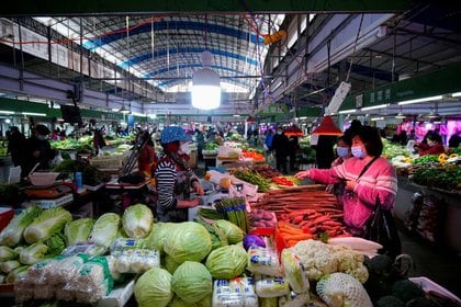 La alimentación durante la pandemia es clave debido a que el estrés y el sedentarismo pueden ocasionar obesidad, síndrome metabólico, diabetes y arteriosclerosis (REUTERS/Aly Song)