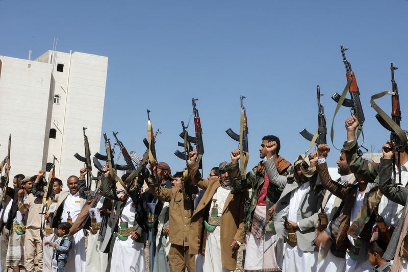Partidarios hutíes sostienen sus rifles mientras participan en una protesta propalestina en Saná, Yemen. REUTERS/Khaled Abdullah