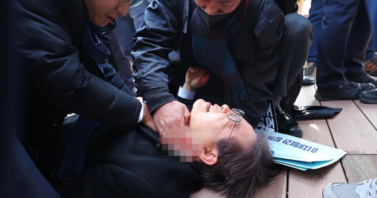Il leader dell'opposizione sudcoreana Lee Jae-myung è stato pugnalato al collo durante un evento pubblico