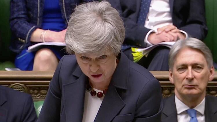 La primera ministra del Reino Unido, Theresa May, frente al Parlamento británico (Reuters)