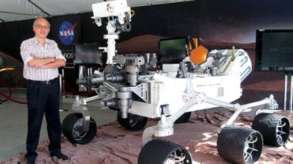 Miguel San Martín posa con una réplica del rover Curiosity en el JPL de la NASA, en California.