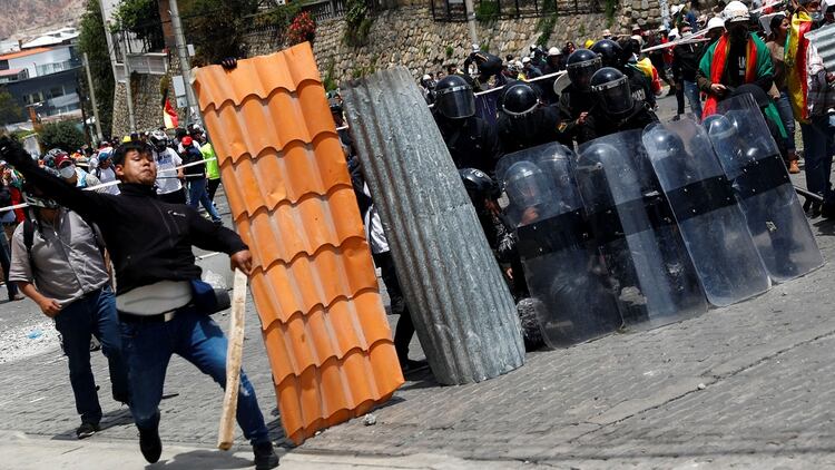 Partidarios y opositores de Evo Morales chocan en las calles de las principales ciudades bolivianas (Reuters)