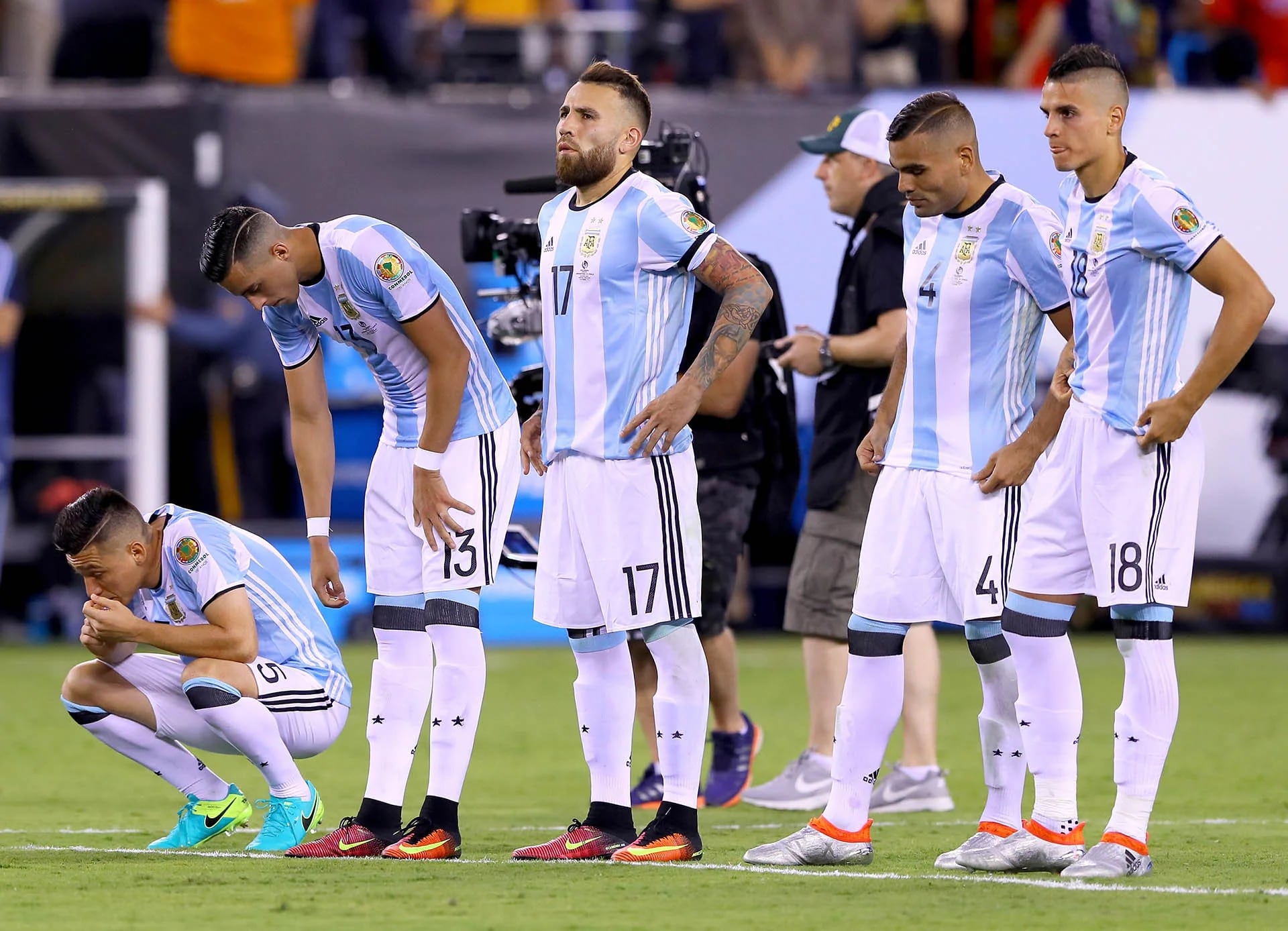Los jugadores argentinos sufren durante los penales (AFP)