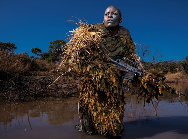 Una mujer miembro de la Akashinga, una fuerza de elite femenina que se dedica a patrullar zonas de Zimbabwe con el objetivo de evitar la caza furtiva. Brent Stirton, 2018