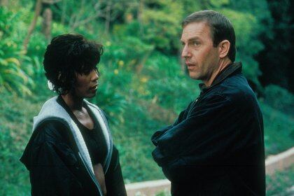 Whitney Houston y Kevin Costner en "El guardaespalda" (Moviestore/Shutterstock)
