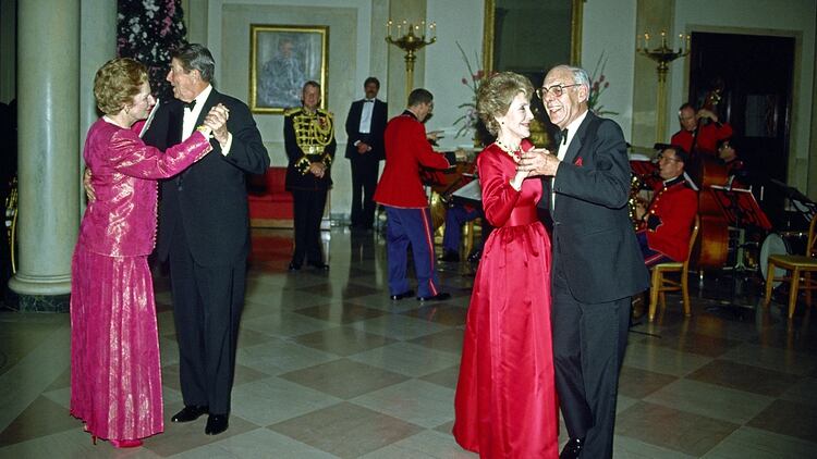 Margret Thatcher baila con Ronald Reagan, y sus cónyuges, Nancy Reagan y Denis Thatcher entre sí, en 1988. (Ron Sachs/Shutterstock) 