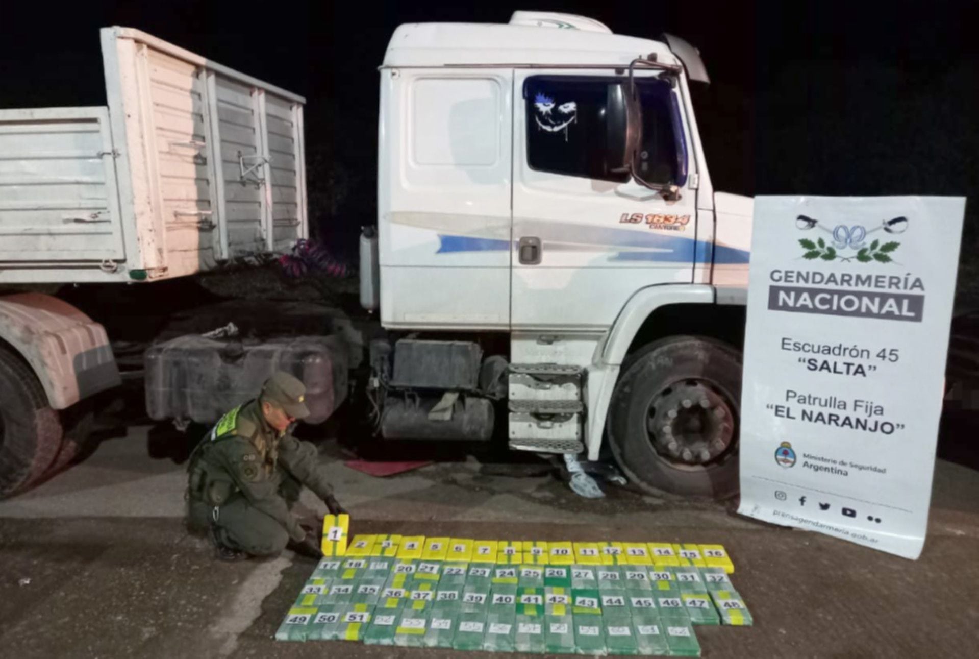 Efectivos de Gendarmería encontraron 65 kilos de cocaína ocultos en el chasis de un camión en Salta (GNA)