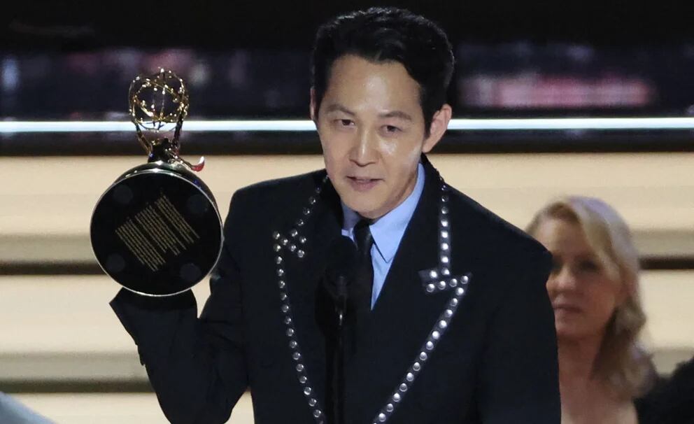 Lee Jung-jae acepta el premio al actor principal destacado en una serie dramática por "Squid Game" 