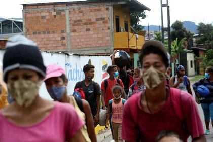 Foto de archivo de inmigrantes venezolanos cruzando la frontera de Venezuela con Colombia en San Cristobal, en medio de la pandemia de coronavirus. 
Oct 12, 2020. REUTERS/Carlos Eduardo Ramirez