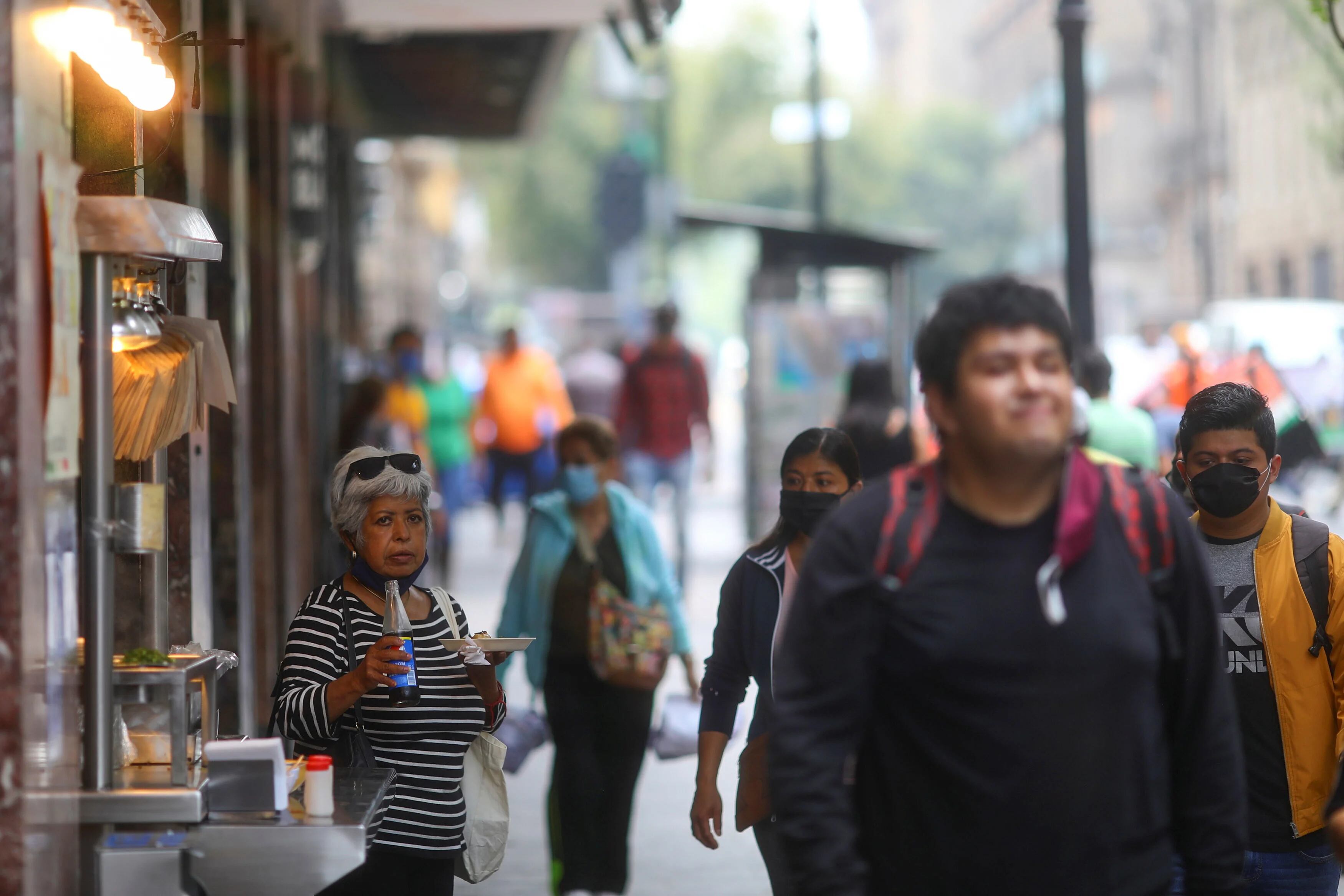 Una mujer come frente a un restaurante durante el inicio de la reapertura gradual de las actividades comerciales en el centro de la Ciudad de México, mientras continúa el brote de la enfermedad por coronavirus (COVID-19), México 30 de junio de 2020. (Foto: REUTERS / Edgard Garrido)