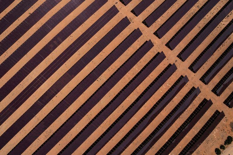 FOTO DE ARCHIVO-Paneles solares en un parque de energía en Saelices, España. 11 de mayo de 2022. Imagen tomada con un dron. REUTERS/Guillermo Martínez
