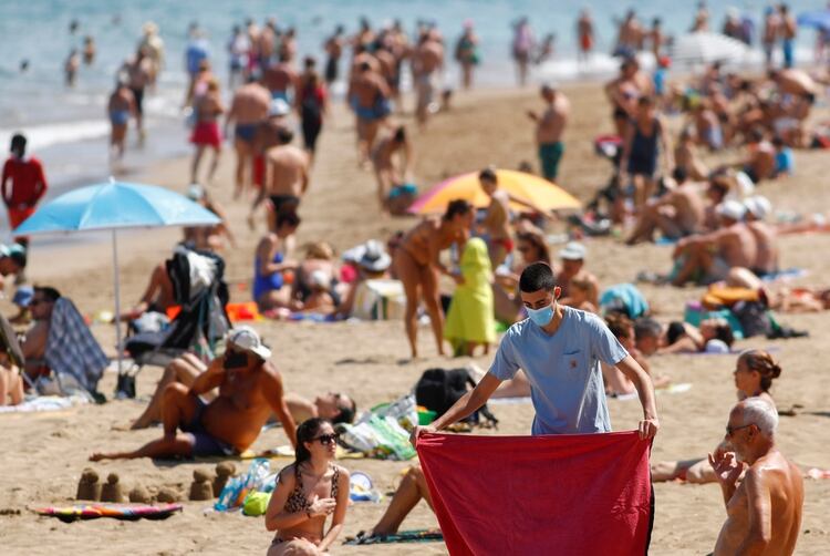 Las playas fueron uno de los destinos elegidos, en este caso en Las Canteras, en Las Palmas de Gran Canaria, España (REUTERS/Borja Suarez)