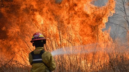 Télam 23/09/2020 Córdoba: más de 400 bomberos voluntarios continuaban este jueves por la tarde combatiendo distintos focos de incendios forestales activos en las serranías de Córdoba. Foto: Irma Montiel /amb