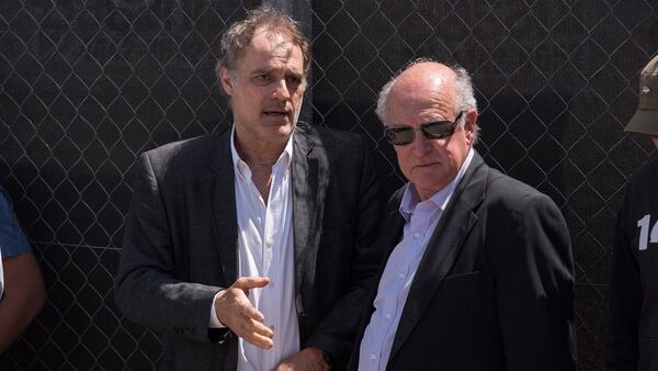Aníbal Ibarra dialoga con Oscar Parrilli en una de las visitas de CFK a Comodoro Py (A. Escandar)