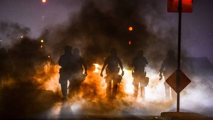 Agentes de la policía en medio de los enfrentamientos con manifestantes en Minneapolis, Minnesota (Chandan KHANNA / AFP)