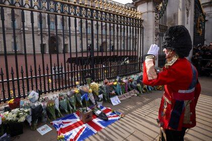 Un hombre hace un gesto frente al Palacio de Buckingham después de que el príncipe Felipe de Gran Bretaña, esposo de la reina Isabel, muriera a la edad de 99 años.