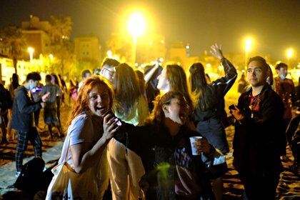 Fiestas improvisadas tomaron las calles de Barcelona (Reuters)