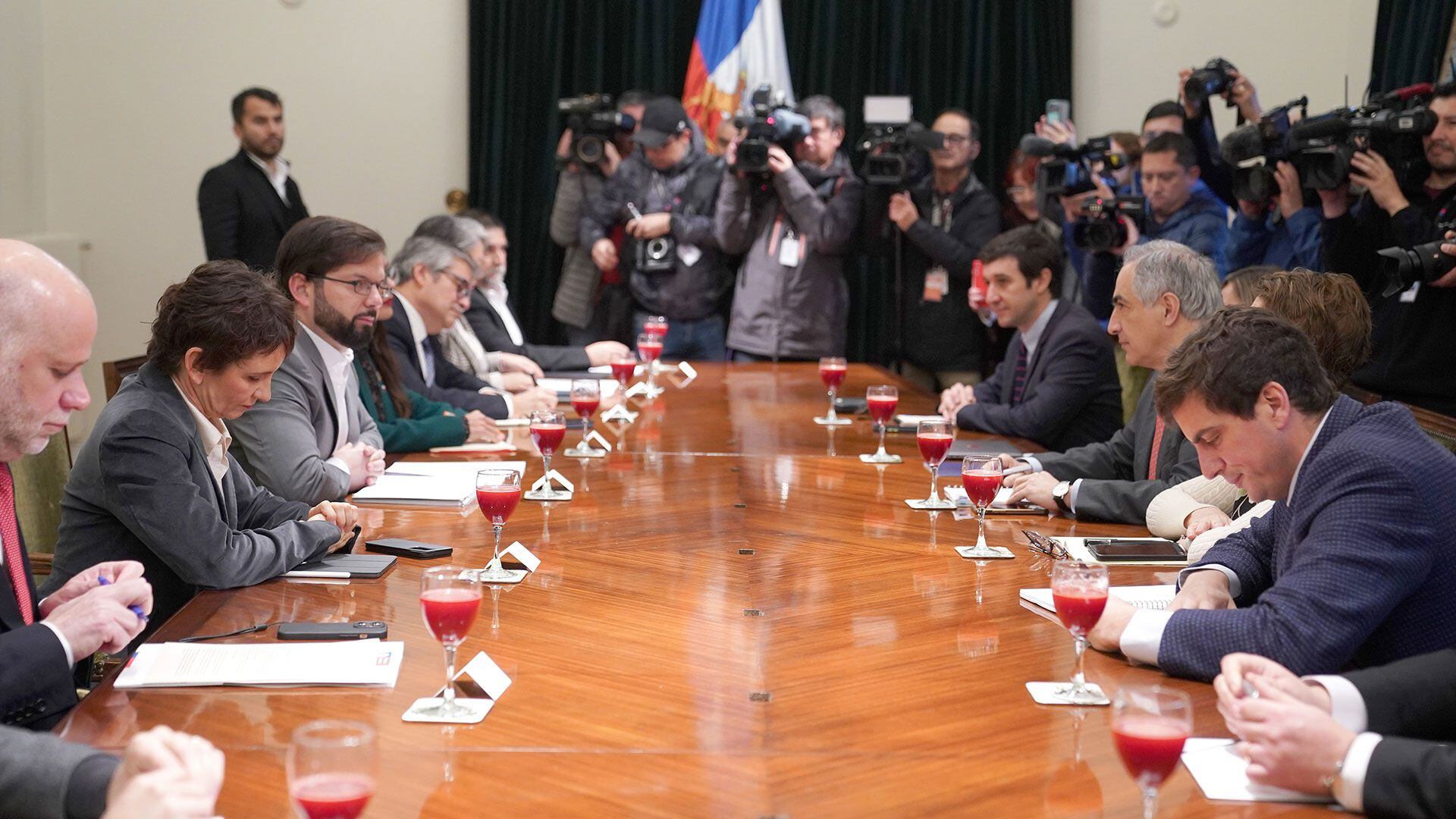 Gabriel Boric y su gabinete se reunieron con la oposición chilena en un encuentro largo y tenso - Infobae